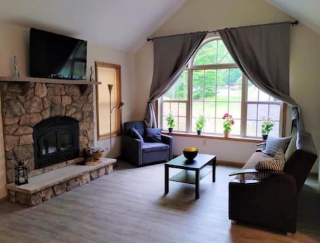 Smart TV, fireplace, table football. Spacious 3-bedroom house in the Poconos.