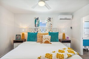 Condo, 1 King Bed with Sofa bed (Salt Water Suites 07 - Sunny Days 1BR) - Salt Water Suites 07 - Sunny Days 1BR Suite (North Redington Beach)