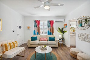 Huoneisto, 1 suuri parisänky ja vuodesohva (Salt Water Suites 08 - Beach Vibes 1B) | Oleskelualue