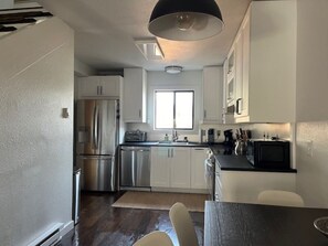 Fridge, microwave, oven, stovetop - Grateful Home with King Bed
 (Bozeman)