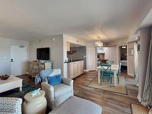 Apartment, 1 King-Bett und Schlafsofa, Balkon, Meerblick (#206 East - No Pets) | Wohnbereich | 42-Zoll-Flachbildfernseher mit Digitalempfang