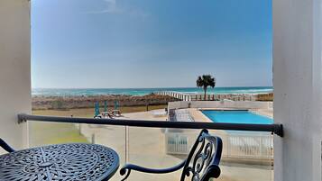 Condo, 1 cama King e sofá-cama, sacada, vista para o oceano (#206 East - No Pets) | Opções para refeição ao ar livre