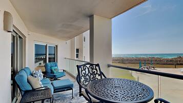 Condo, 1 cama King e sofá-cama, sacada, vista para o oceano (#206 East - No Pets) | Opções para refeição ao ar livre