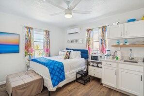 公寓客房, 1 張加大雙人床 (Salt Water Suites 12 - Happy Days Stu) | 1 間臥室