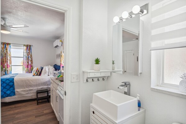 1 bedroom - Salt Water Suites 12 - Happy Days Studio (North Redington Beach)