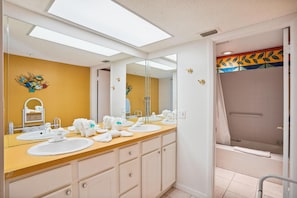 Condo, varias camas (Ocean Sands 1-708) | Baño | Jabón y papel de baño