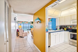 Private kitchen - Ocean Sands 1-708 (Madeira Beach)