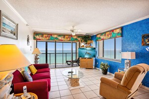Apartamento, varias camas (Ocean Sands 1-708) | Zona de estar | Una televisión