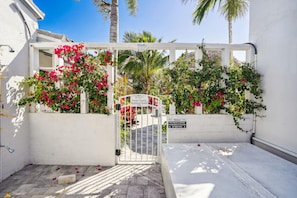 Appartamento, letti multipli (Salt Water Suites 2BR - Suites 5 and ) | Terrazza/patio