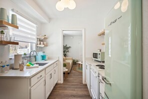 Apartment, Mehrere Betten (Salt Water Suites 2BR - Suites 5 and ) | Eigene Küche