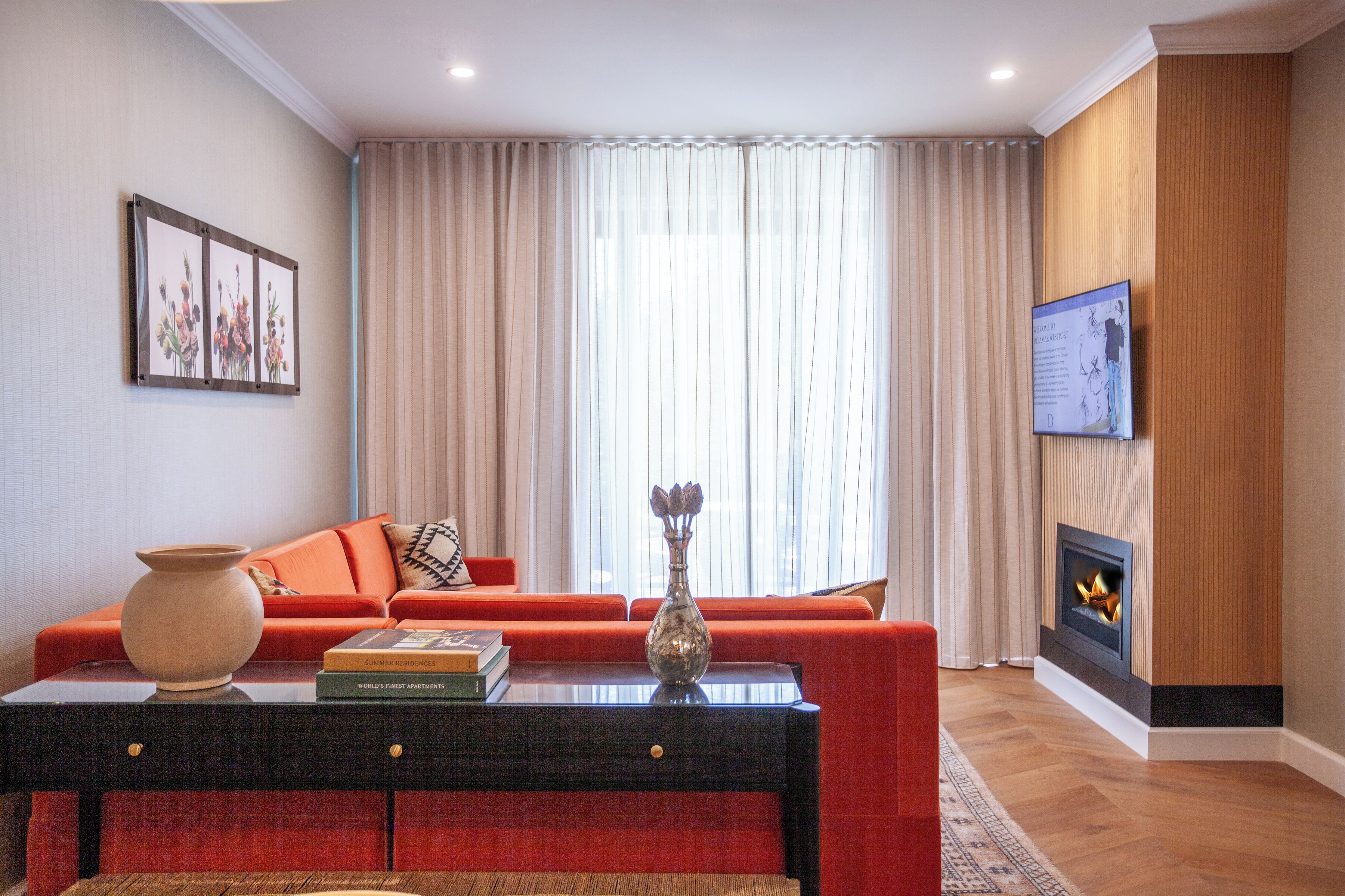 套房 (Westport) | 起居区 | 55-英寸纯平电视（配备有线频道）