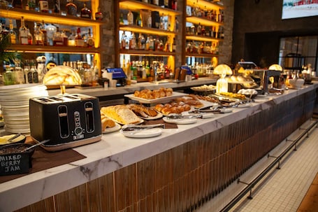 Café da manhã com buffet grátis todos os dias. Delamar Westport