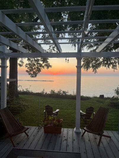 Scenic Waterfront Lake Michigan Escape