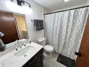 毛巾、肥皂、洗发水、卫生纸