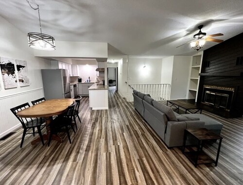 Spacious and Bright 3 Bedroom, 2 Bath Townhome Conveniently Located!