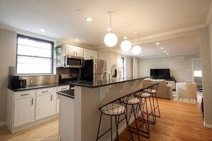 Een koelkast, een oven, een kookplaat, een vaatwasser