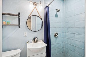 Leilighet, 1 dobbeltseng (Upham Beach Inn - #3 Studio) | Bad | Såpe og toalettpapir