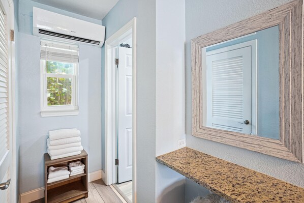 Apartamento, 1 cama de casal (Upham Beach Inn - #3 Studio) | Parte interna