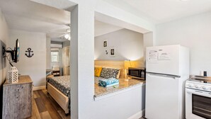 Apartment, 1 King Bed (Upham Beach Inn - #4 Studio) - Upham Beach Inn - #4 Studio (St. Pete Beach)