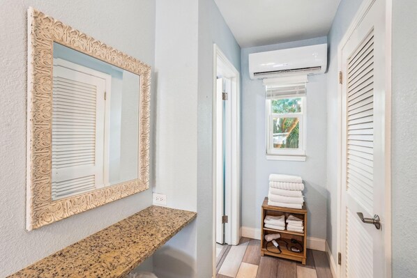 Apartment, 1 King-Bett (Upham Beach Inn - #4 Studio) | Innenbereich