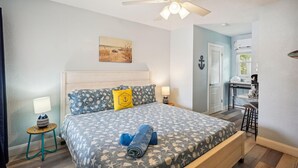 公寓, 1 張特大雙人床 (Upham Beach Inn - #5 Studio)