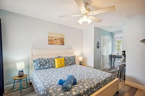 Lägenhet - 1 kingsize-säng (Upham Beach Inn - #5 Studio) | 1 sovrum och wi-fi