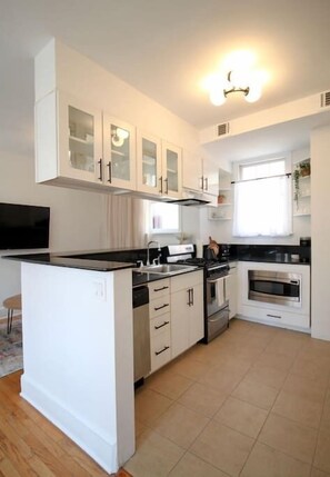 Fridge, microwave, oven, stovetop - Brand New 1bdr Rittenhouse Sq. Hosted By StayRafa (Philadelphia)