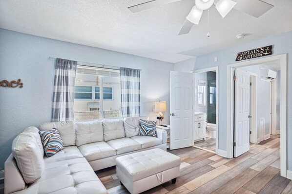 アパートメント キングベッド 1 台 (Upham Beach Inn - #6 2BR Suite) | リビング エリア | テレビ