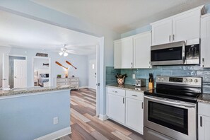Appartement, 1 très grand lit (Upham Beach Inn - #6 2BR Suite) | Cuisine privée