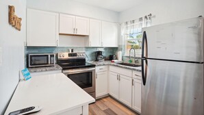 Appartement, plusieurs lits (Upham Beach Inn - #7 1BR Suite) | Cuisine privée