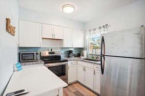 Apartment, Mehrere Betten (Upham Beach Inn - #7 1BR Suite) | Eigene Küche