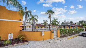 Appartement, plusieurs lits (Upham Beach Inn - #7 1BR Suite) | Enceinte de l’hébergement
