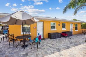 Apartment, Multiple Beds (Upham Beach Inn - #7 1BR Suite) | Outdoor dining