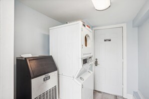Apartment, Multiple Beds (Upham Beach Inn - #7 1BR Suite) | Interior