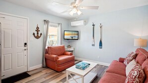 Appartement, plusieurs lits (Upham Beach Inn - #7 1BR Suite) | Coin séjour