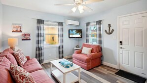 Apartamento, 1 cama King e sofá-cama (Upham Beach Inn - #8 1BR Suite) | Área de estar | TV