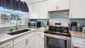 Apartamento, 1 cama King e sofá-cama (Upham Beach Inn - #8 1BR Suite) | Cozinha privada