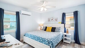 Apartamento, 1 cama King e sofá-cama (Upham Beach Inn - #8 1BR Suite) | 1 quarto, Wi-Fi