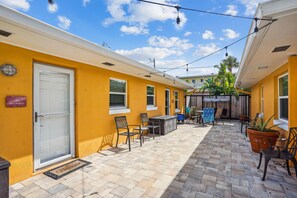 Appartement, 1 très grand lit et 1 canapé-lit (Upham Beach Inn - #10 1BR Suite) | Terrasse/Patio