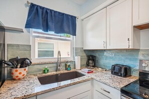 อพาร์ทเมนท์, เตียงคิงไซส์ 1 เตียง และโซฟาเบด (Upham Beach Inn - #10 1BR Suite) | ครัวส่วนตัว