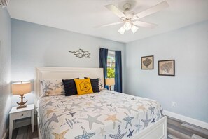 Appartement, 1 très grand lit et 1 canapé-lit (Upham Beach Inn - #10 1BR Suite)