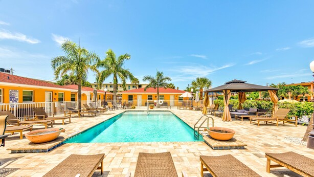 Appartement, 1 kingsize bed met slaapbank (Upham Beach Inn - #10 1BR Suite) | Zwembad