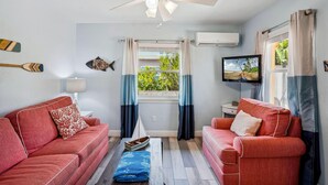 Appartement, 1 kingsize bed met slaapbank (Upham Beach Inn - #10 1BR Suite) | Woonruimte
