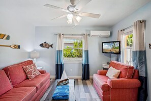 อพาร์ทเมนท์, เตียงคิงไซส์ 1 เตียง และโซฟาเบด (Upham Beach Inn - #10 1BR Suite) | บริเวณนั่งเล่น | ทีวี