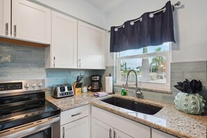 Apartment, Mehrere Betten (Upham Beach Inn - #11 1BR Suite) | Eigene Küche