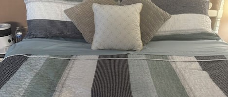 2 habitaciones, tabla de planchar con plancha y cuna de viaje
