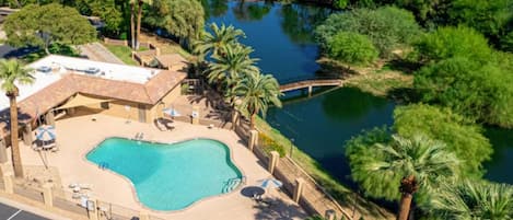 Una piscina al aire libre, una piscina climatizada