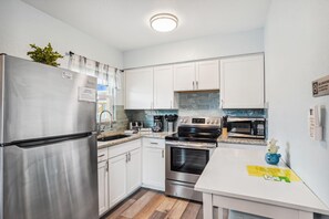 Leilighet, 1 kingsize-seng med sovesofa (Upham Beach Inn - #12 1BR Suite) | Eget kjøkken