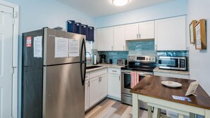 Appartamento, letti multipli (Upham Beach Inn #9 and #10 2BR Suite) | Cucina privata