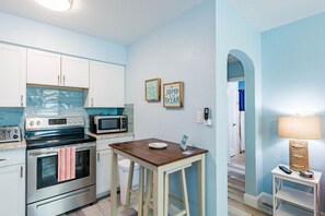 Apartamento, varias camas (Upham Beach Inn #9 and #10 2BR Suite) | Cocina privada